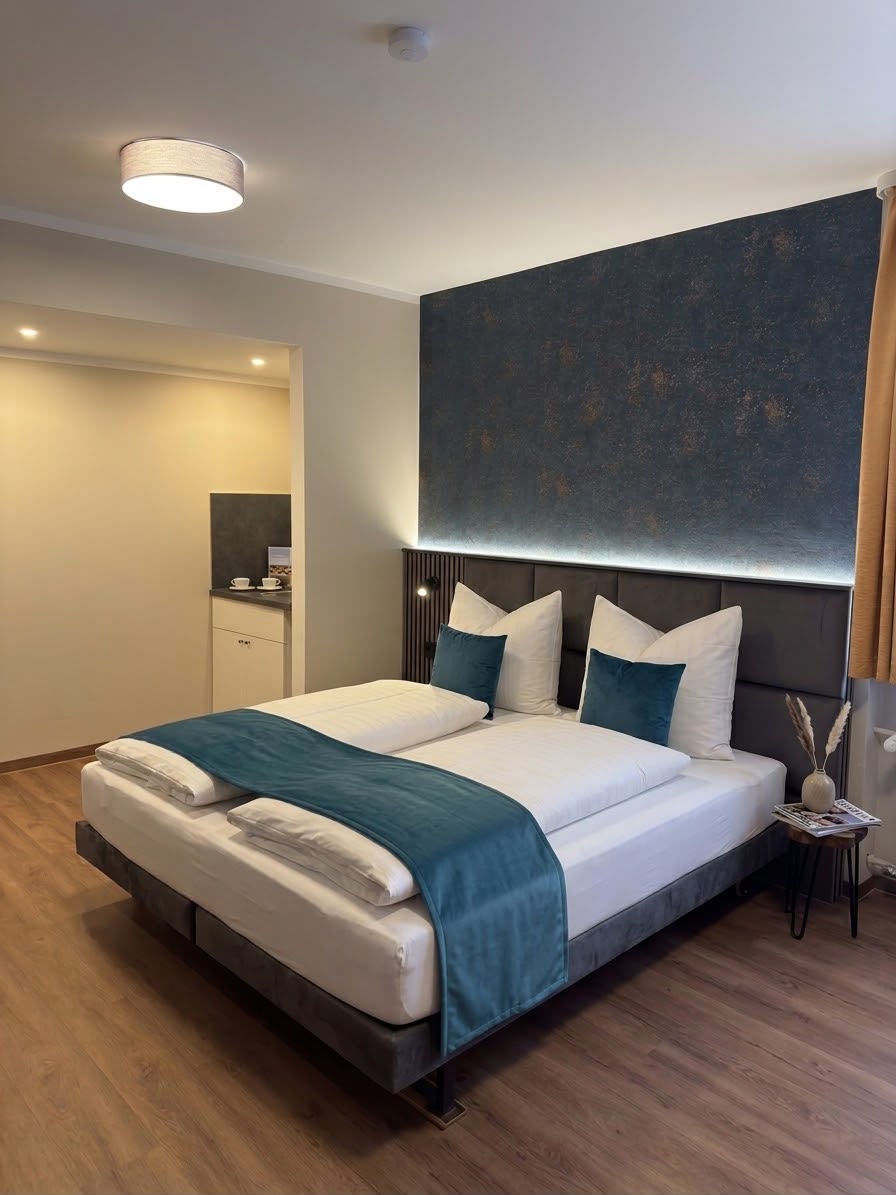 Doppelzimmer Komfort – Bett im Hotel Wali Bielefeld