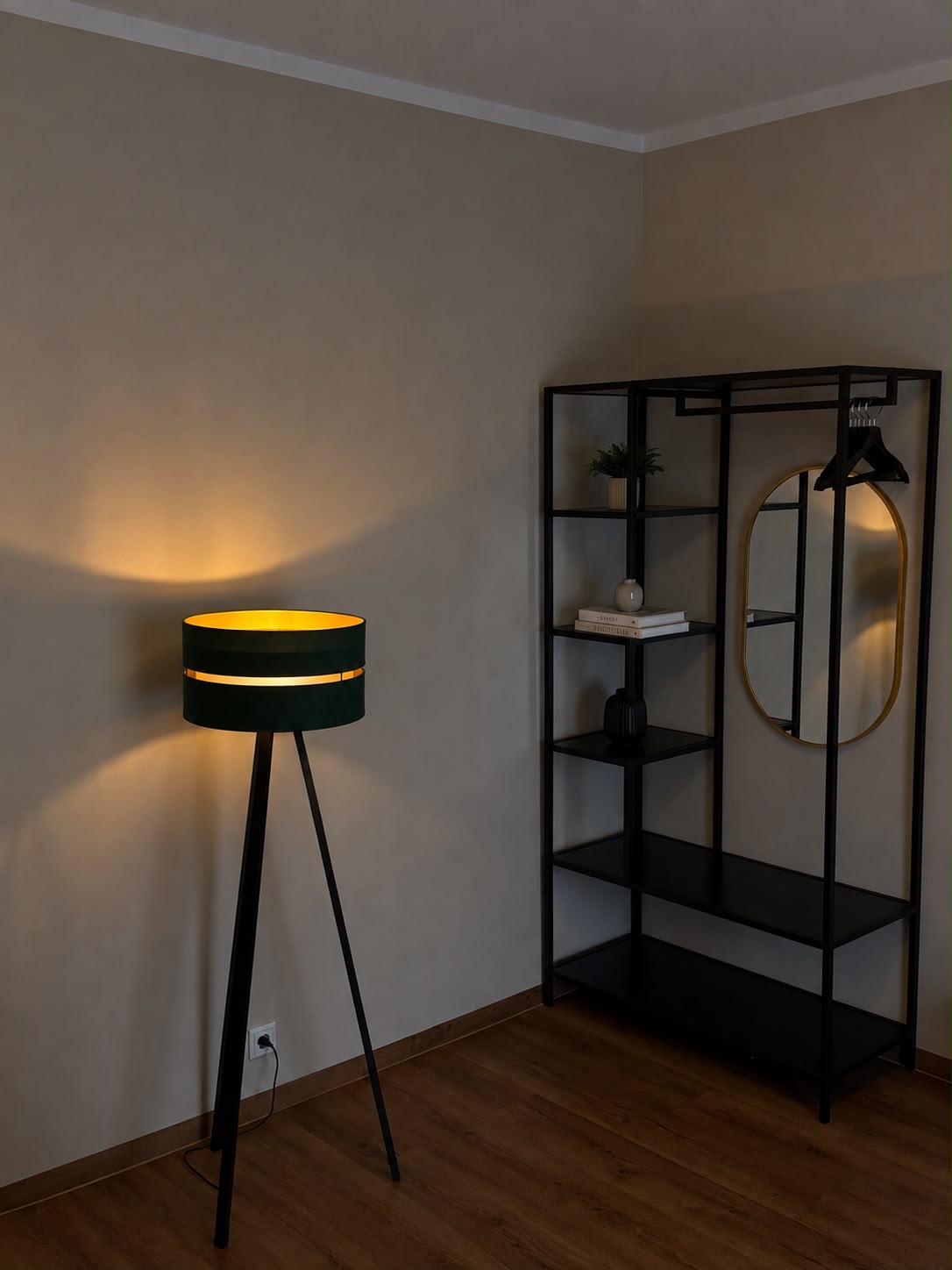 Doppelzimmer Komfort – Schrank und Stehlampe im Hotel Wali Bielefeld