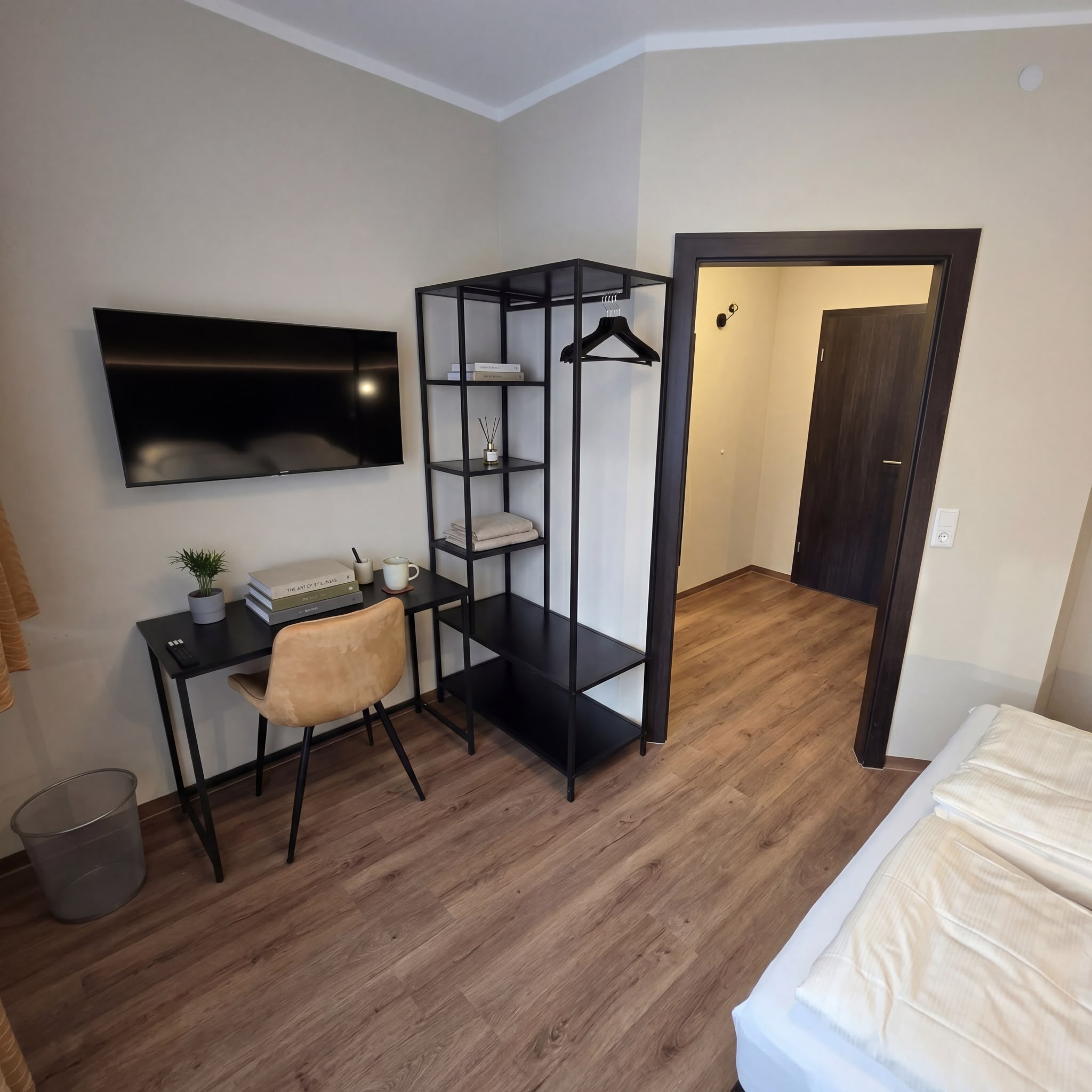 Studio Apartment – Fernseher und Schreibtisch