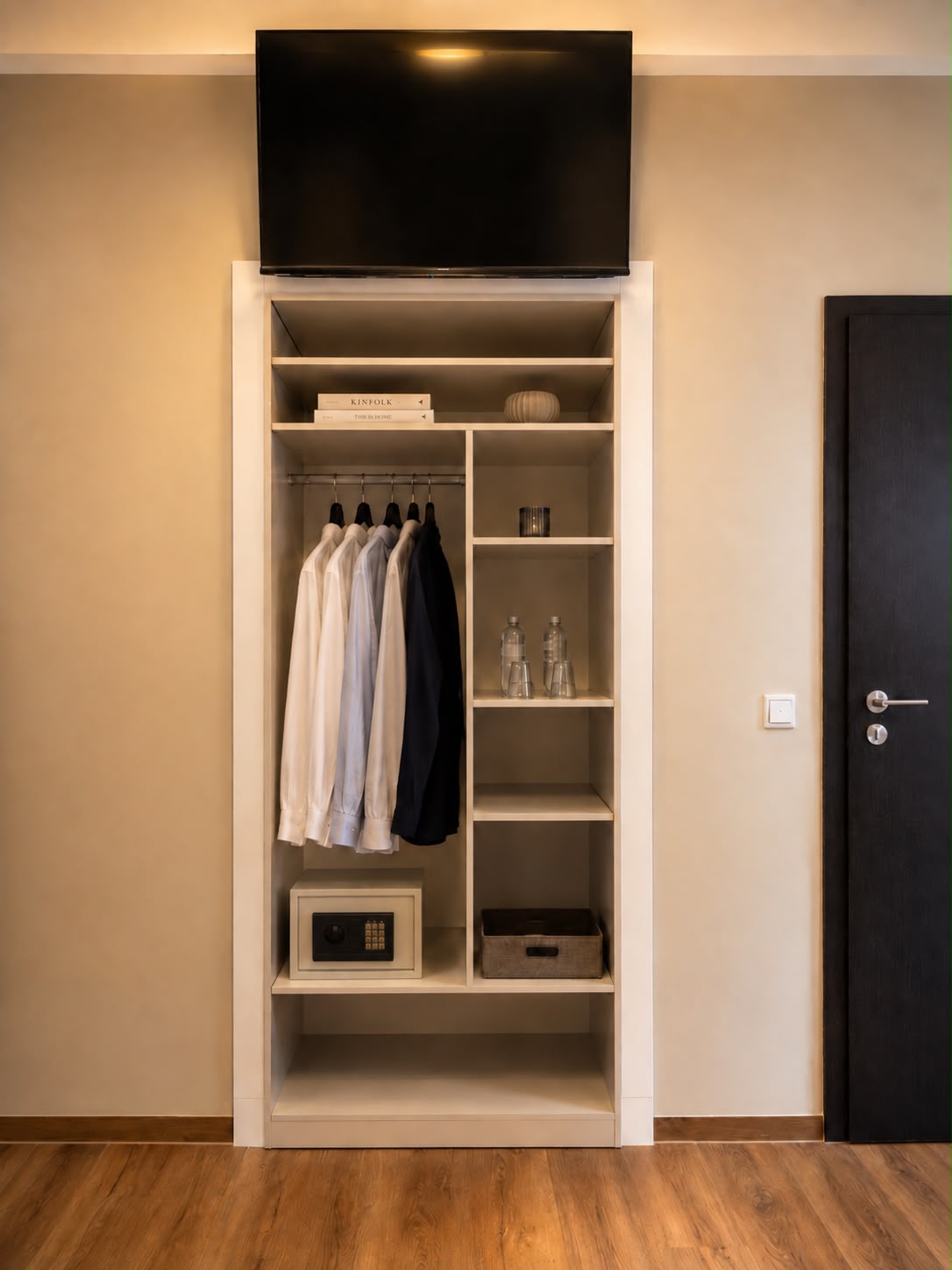 Zweibettzimmer Standard – Kleiderschrank im Hotel Wali Bielefeld